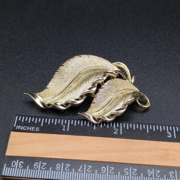Vintage LISNER Leaves Brooch, Mid-Century Pin Pendant, Gold Tone, 1 3/4 Inches - Picture 7 of 10